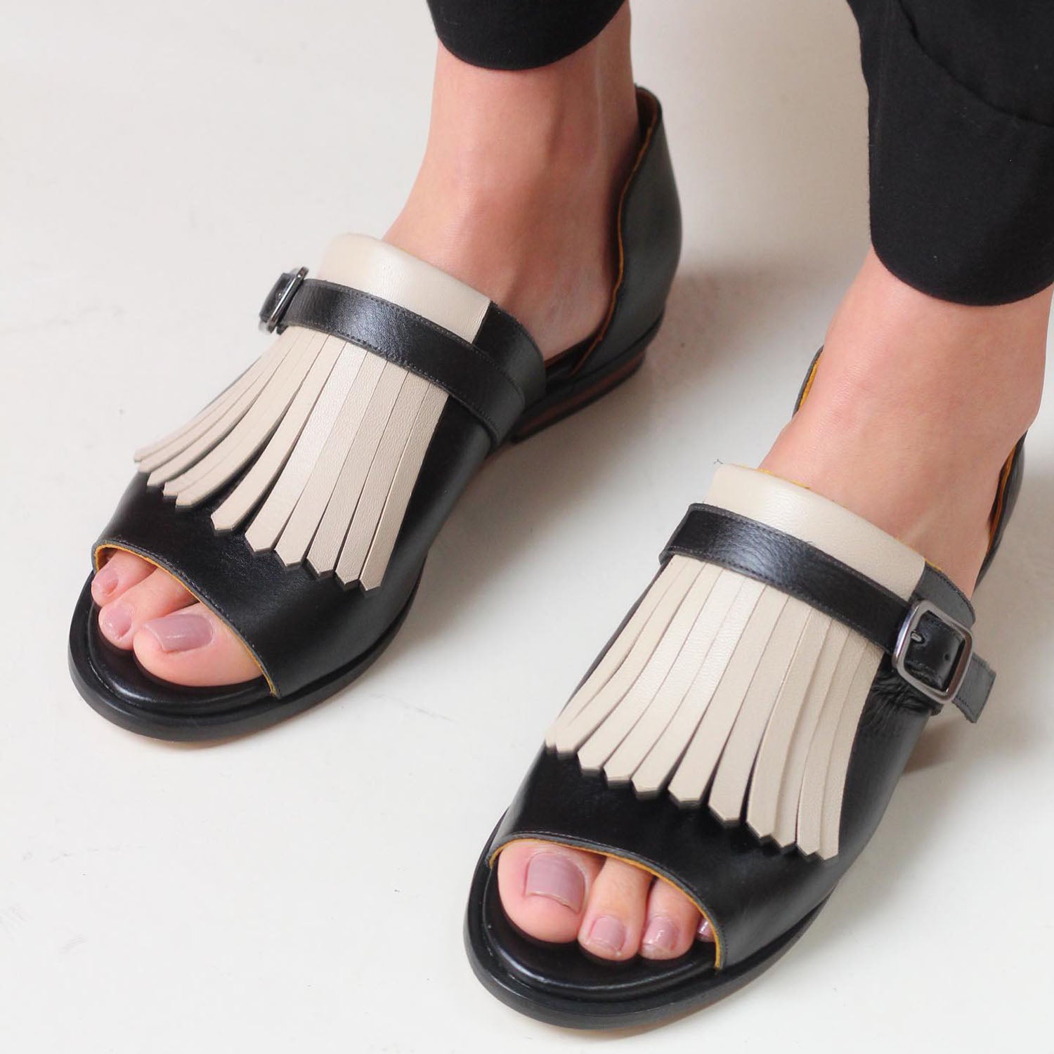 Tasselina | Sandały slip-on z odkrytym noskiem i kolorowym frędzlem